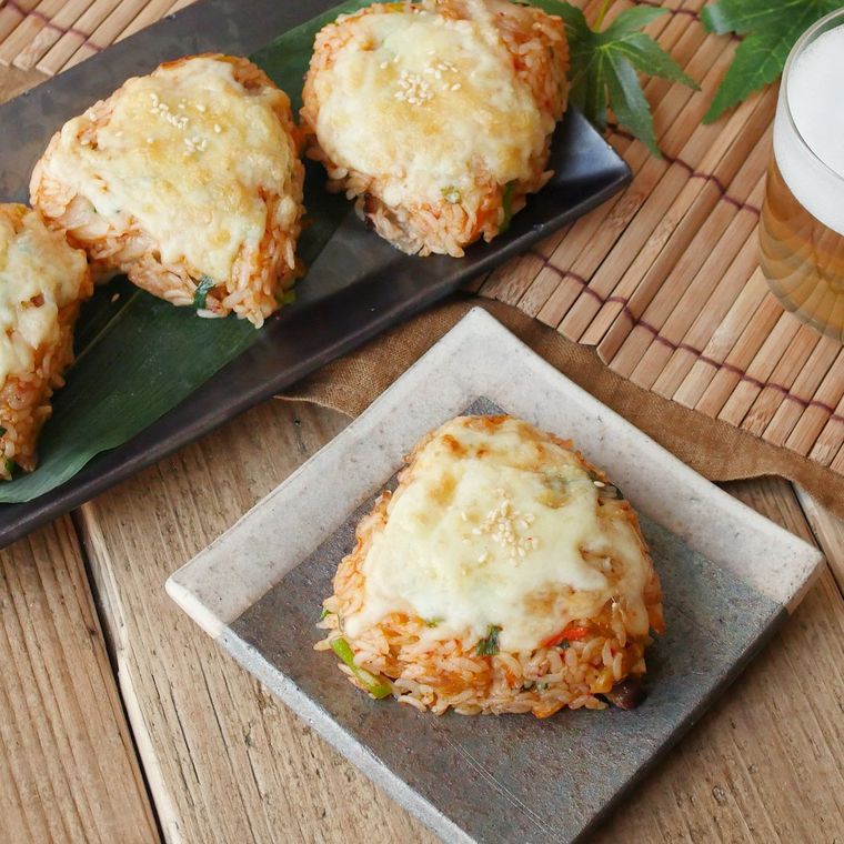 お皿に並べられた豚キムチーズの焼きおにぎり