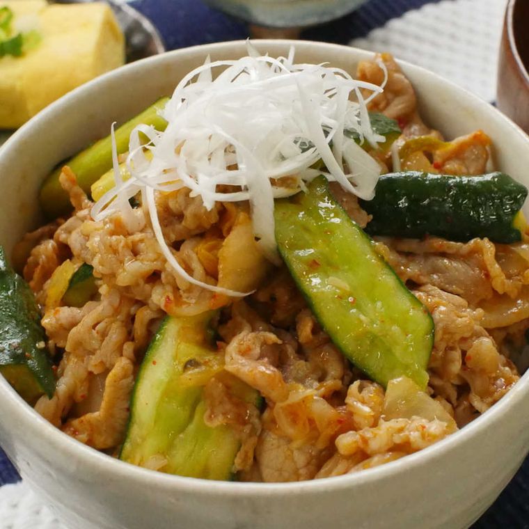 器に盛られたきゅうりの入った豚キムチ丼