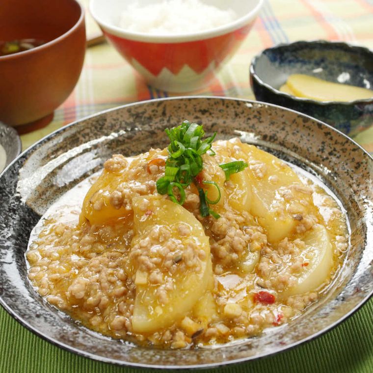 茶色の丸皿に盛られた坦々風大根そぼろ煮