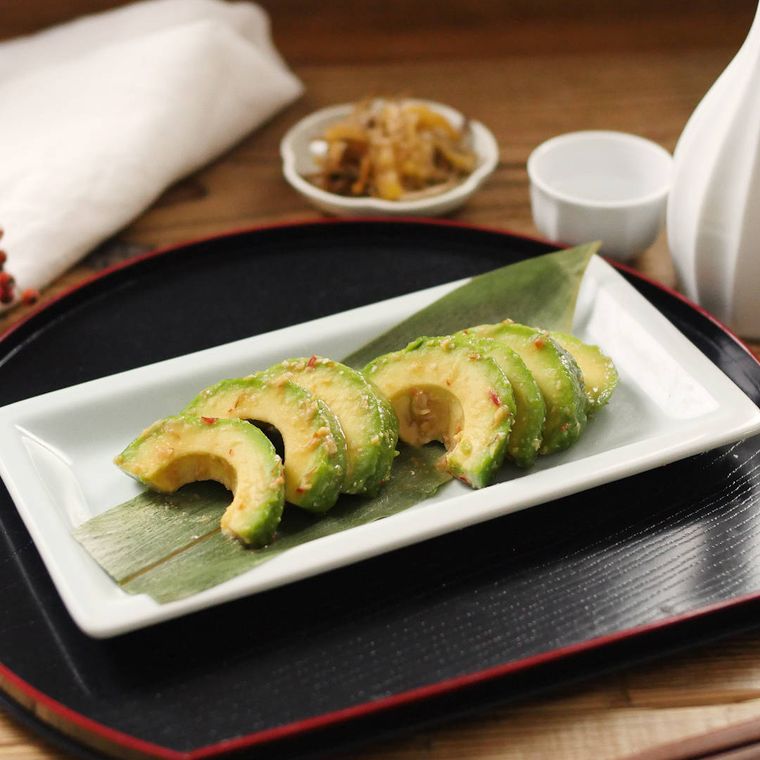 白い皿に並べられたピリ辛みそ漬けアボカド