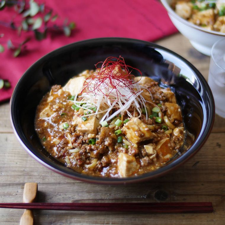 黒い丼に盛られた麻婆豆腐まぜそば