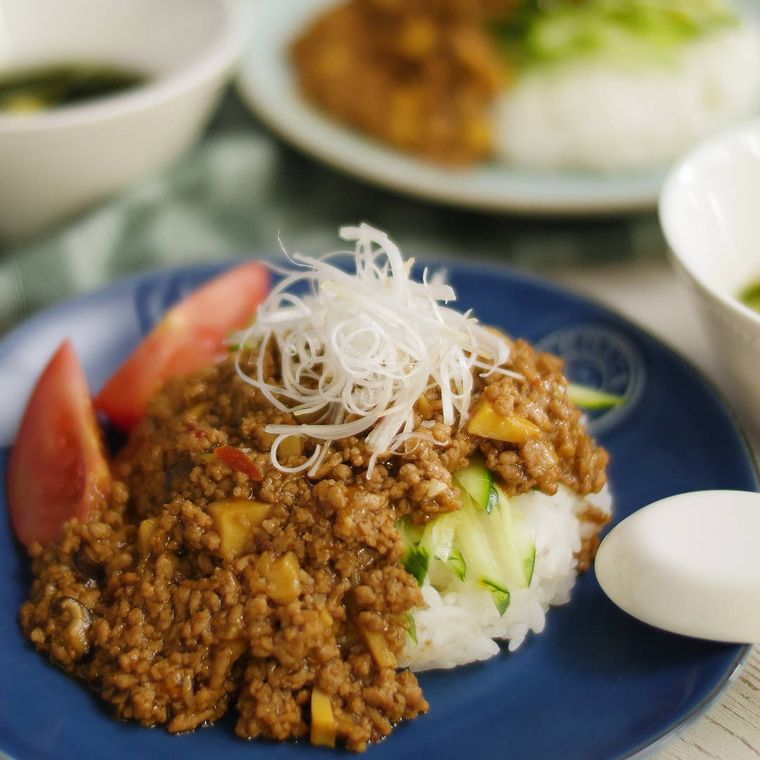 青い皿に盛られたジャージャー飯