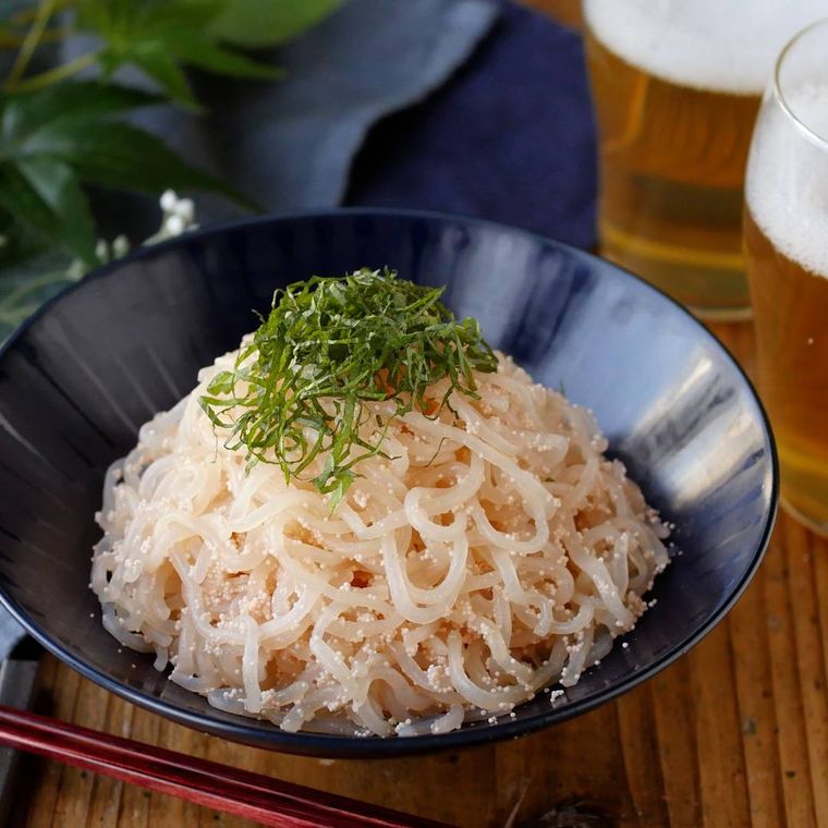 濃紺色の小鉢に盛りつけられたしらたきの明太子バターしょうゆ炒め