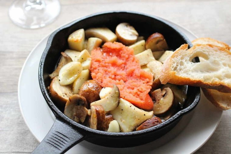 スキレットに盛り付けられた明太子ときのこのアヒージョ