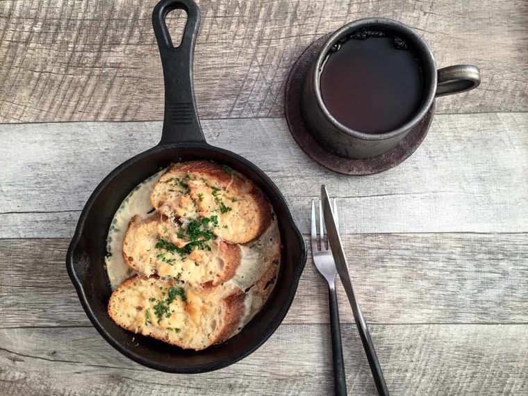 黒いスキレットで作られた明太子のパングラタン