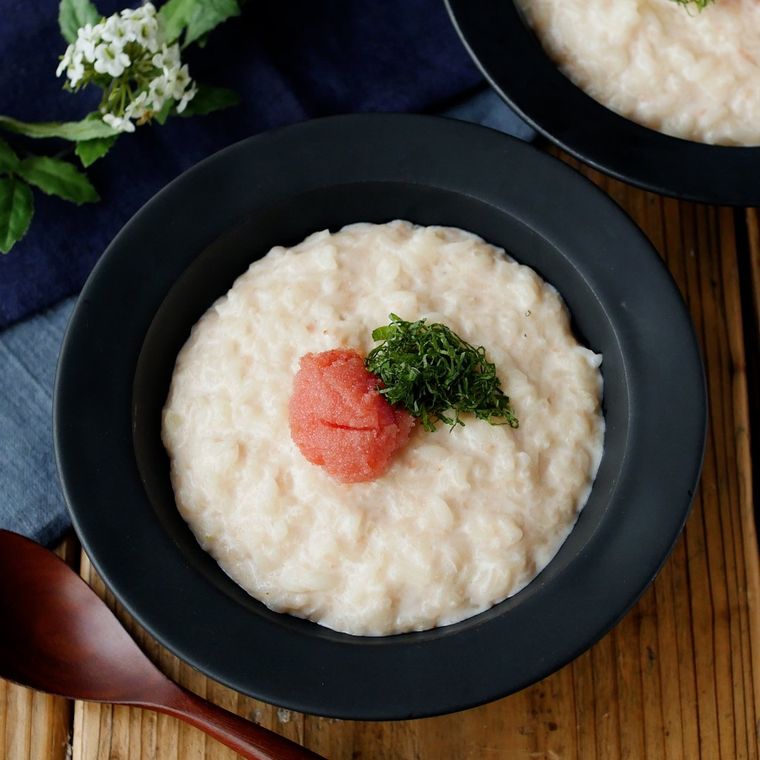 黒の器に盛られた明太子のリゾット