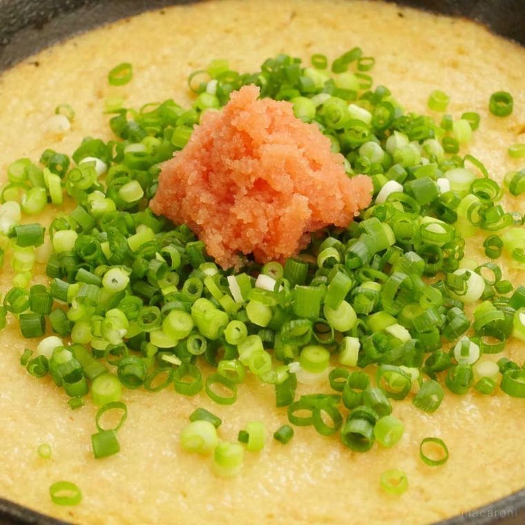 たっぷりのねぎと明太子がトッピングされたとろろ焼き