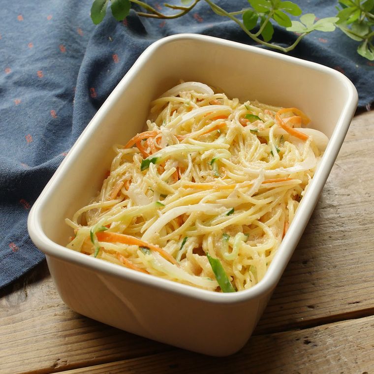 白い保存容器に入った明太子スパゲッティサラダ