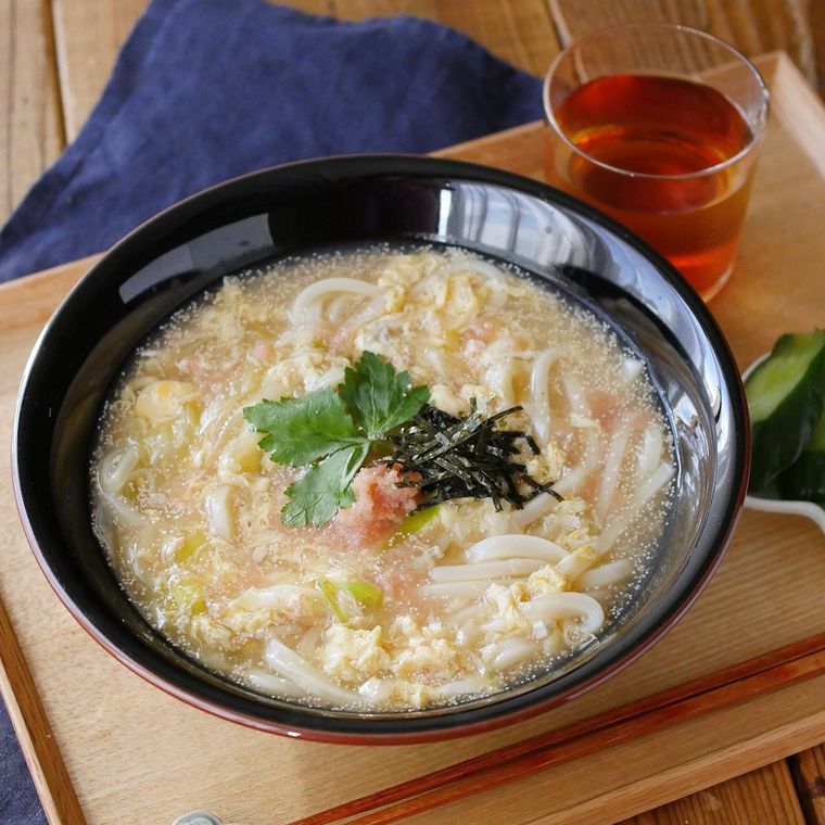 黒いどんぶりに入った明太卵あんかけうどん
