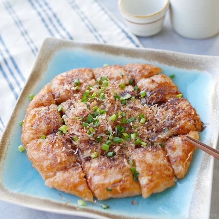 水色のお皿の上にのったカットされた明太子の大根もち