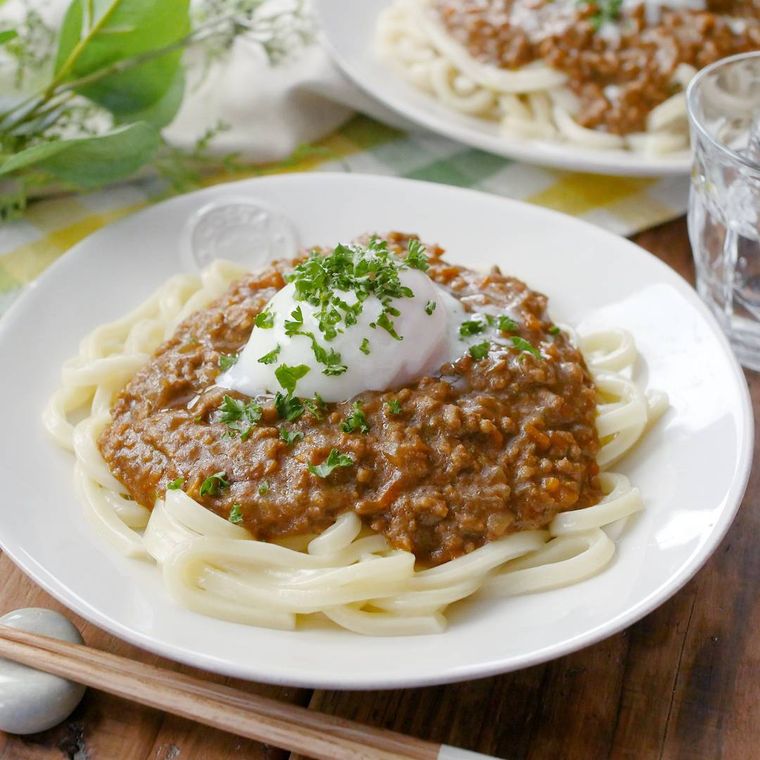 白い皿に盛られたキーマカレーうどん
