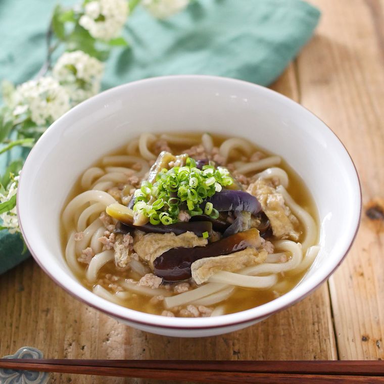 白い器に盛られたなすのそぼろあんかけうどん