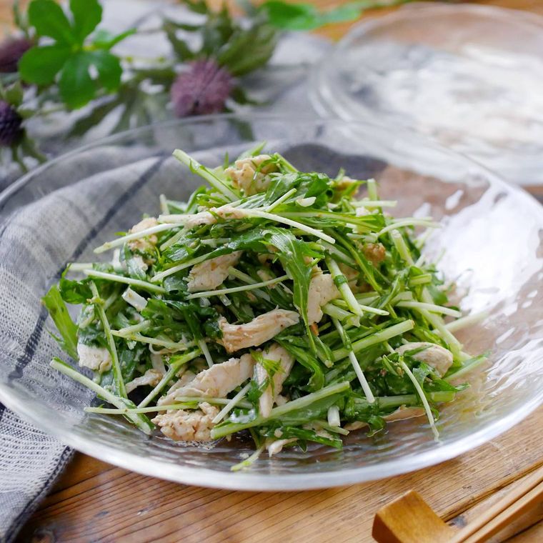 透明の皿に盛りつけられた水菜とささみのごまマヨささみサラダ