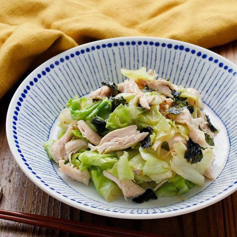 白に青い模様の皿に盛りつけられたキャベツと海苔のささみサラダ