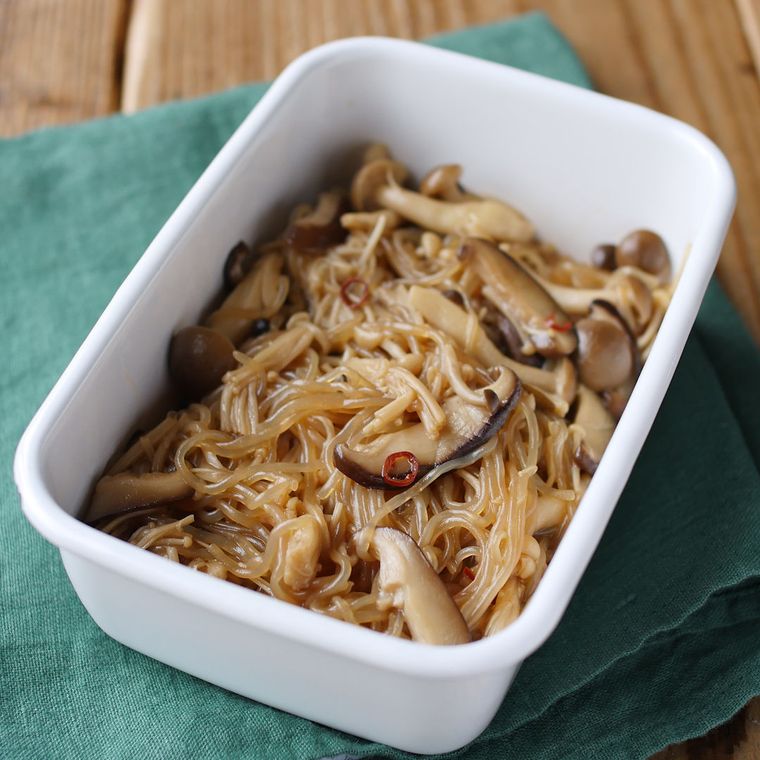 白い容器に入ったきのことしらたきのピリ辛煮