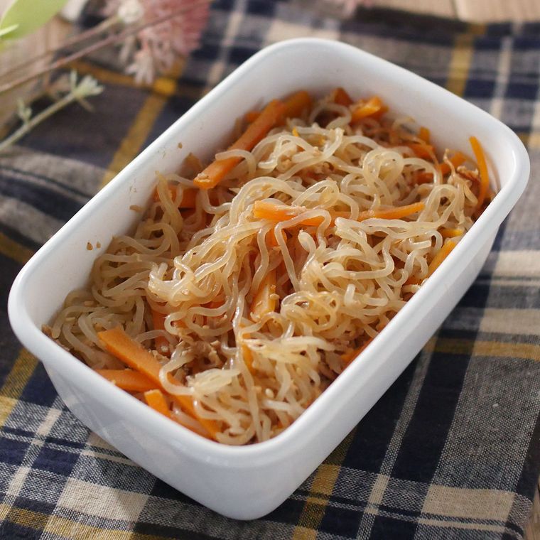 白い容器に入ったしらたきとツナ缶の炒め煮