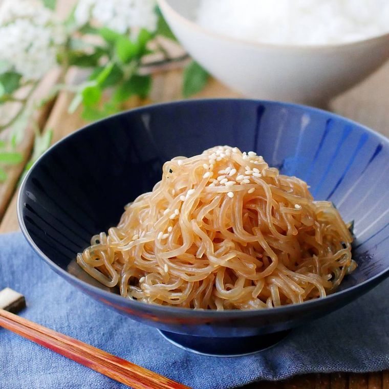 青い皿にのったしらたきの中華焼きそば