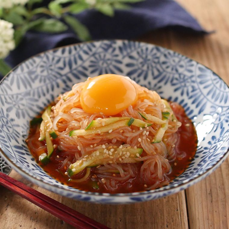 青と白の和柄の皿にのったしらたきビビン麺