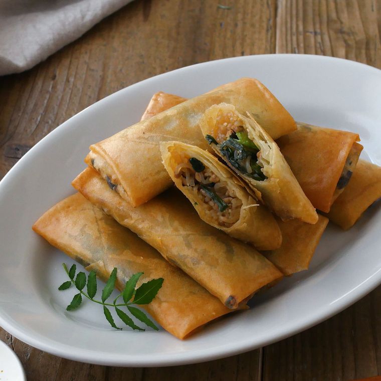 白い皿にのったしらたき春巻き