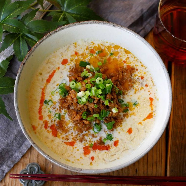 白い皿にのったしらたき豆乳担々麺