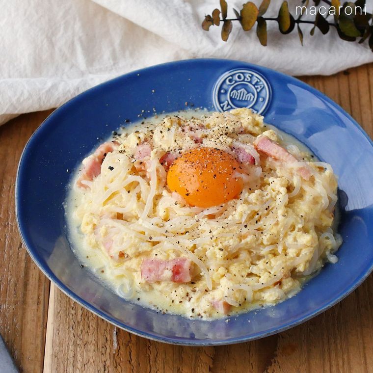 青い皿にのったカルボナーラ風しらたき