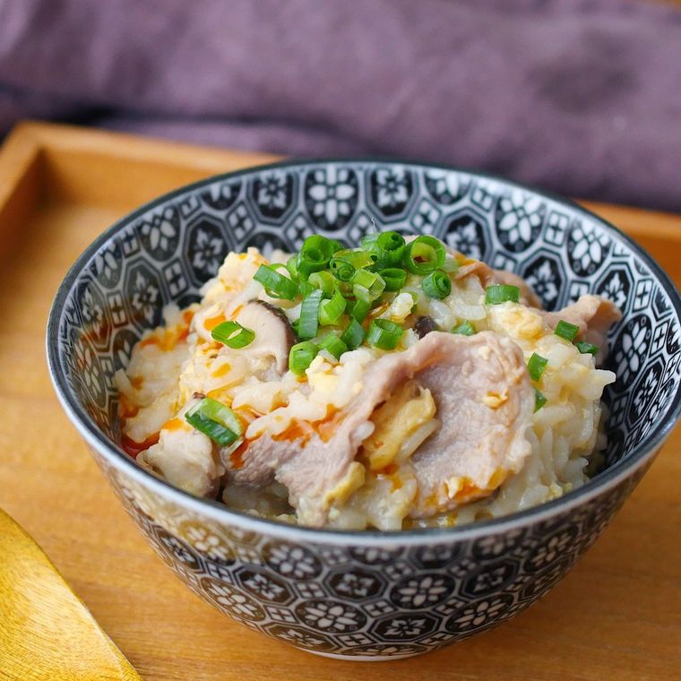 青ねぎとラー油をかけた豚肉と椎茸入りのサンラータン風雑炊