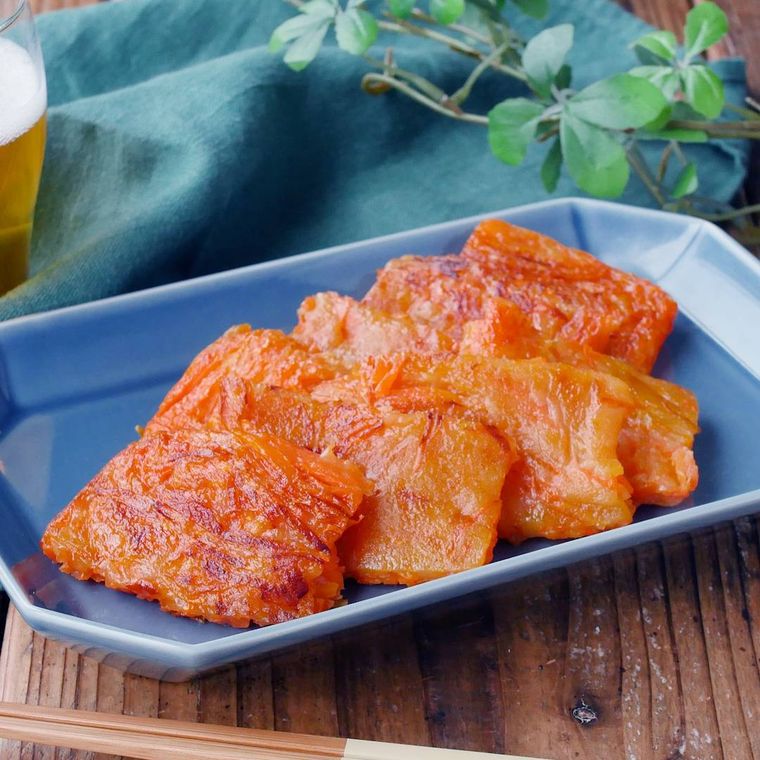 青い皿に盛り付けられたにんじんチヂミ