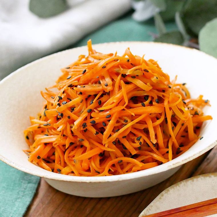 白い皿に盛られているにんじんのごま塩炒め