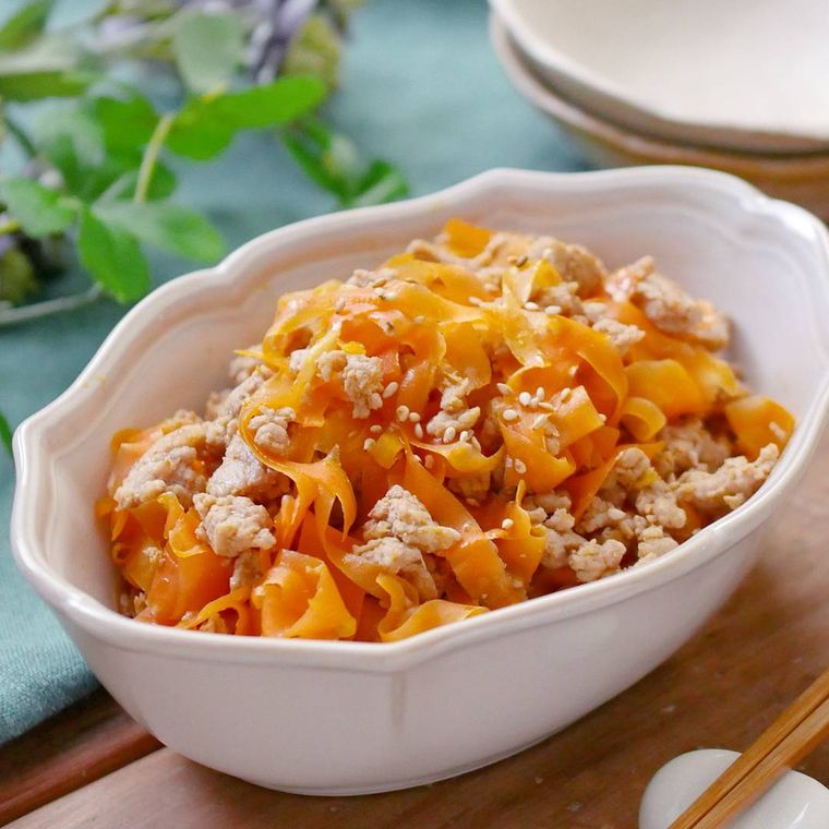 白い器に盛られているにんじんとひき肉の甘辛炒め