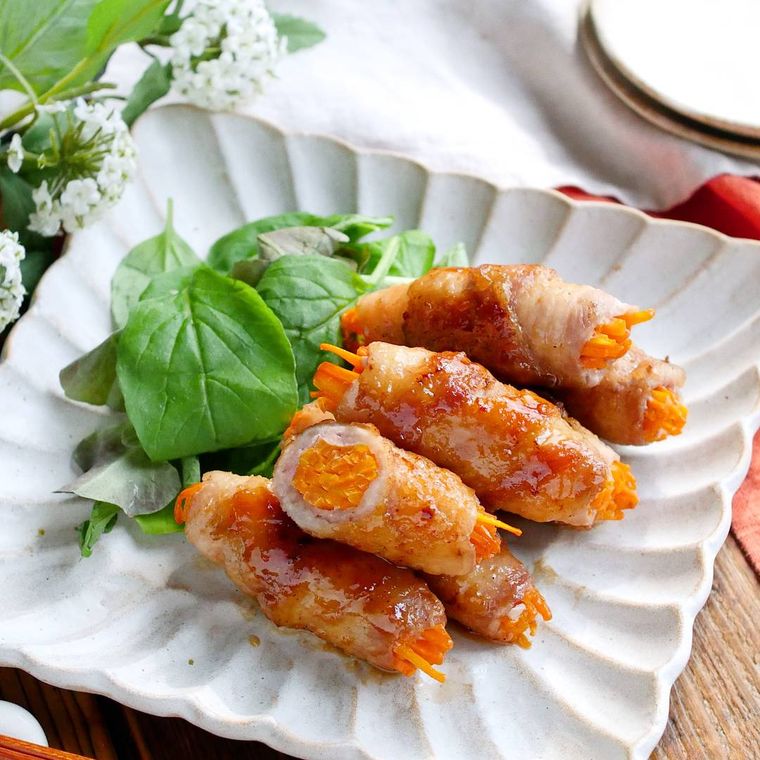 四角い皿に盛り付けられたにんじんの肉巻き