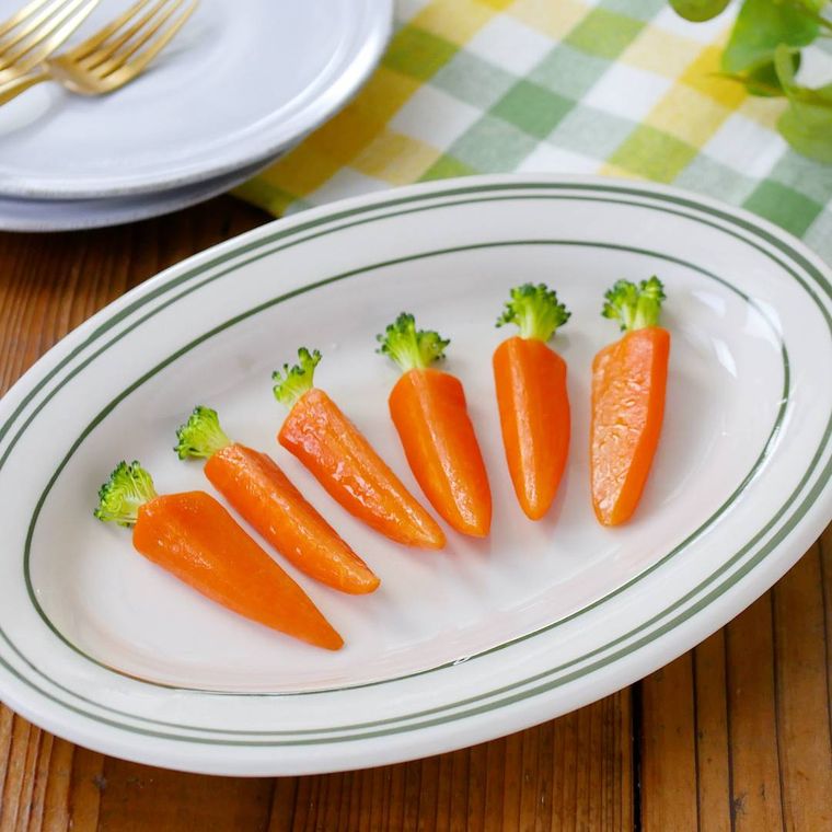 ライン入りの皿に盛られているにんじん塩バター