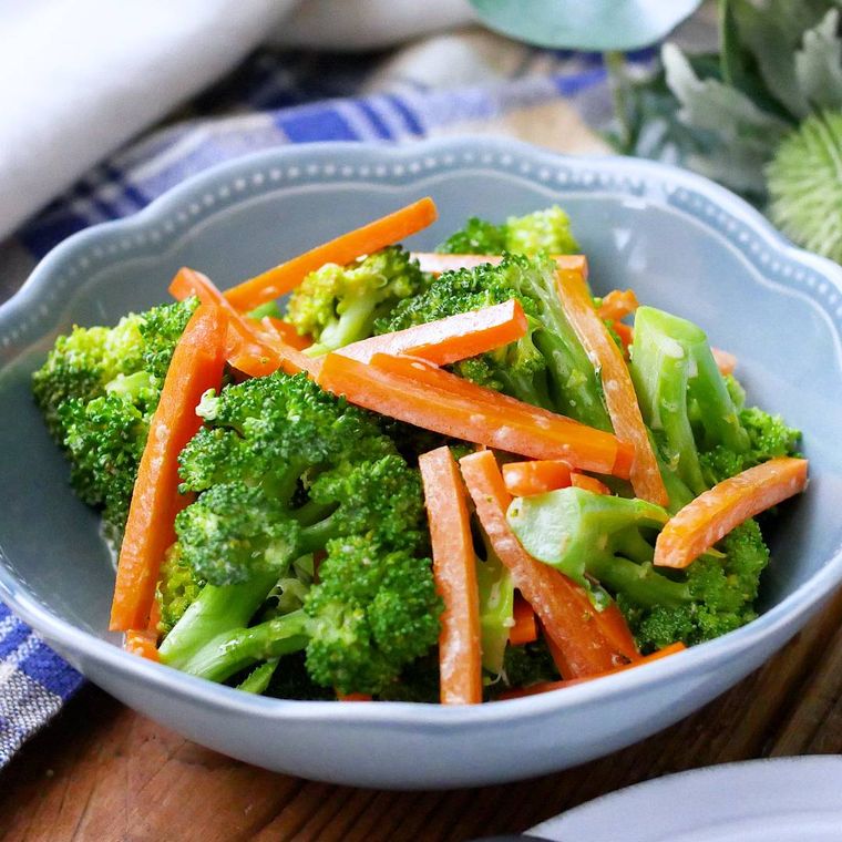 青い皿に盛られているブロッコリーとにんじんのマヨサラダ