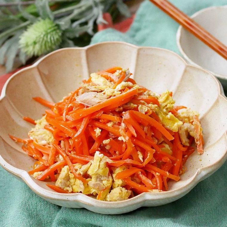 花型の器に盛り付けられたにんじんのツナ玉炒め