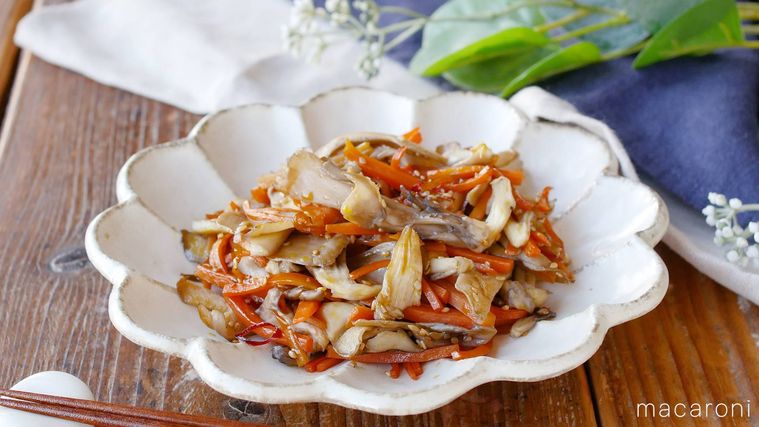白い花形の皿に盛られているまいたけとにんじんのきんぴら