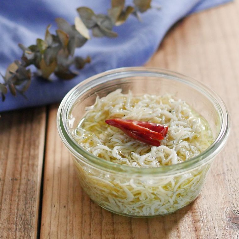 ガラス製の保存容器に入っているしらす干しのガーリック炒め