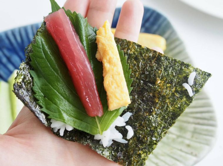 海苔に手巻き寿司の具材をのせた様子