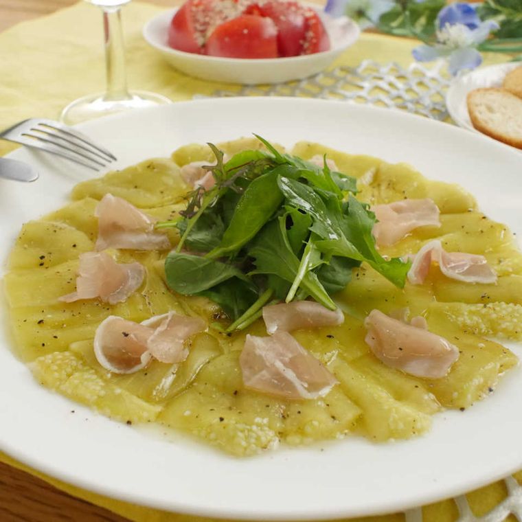 皿に盛られたなすと生ハムのカルパッチョ