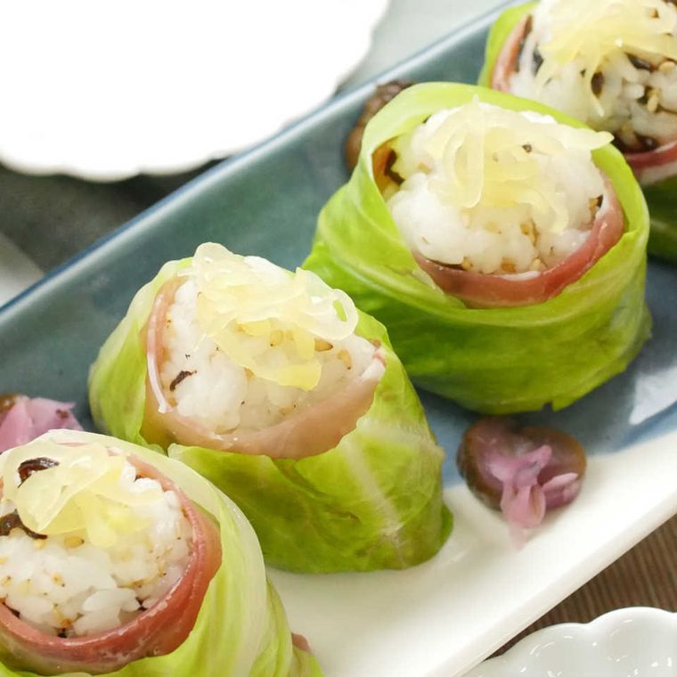 皿に並んだロールキャベツおにぎり