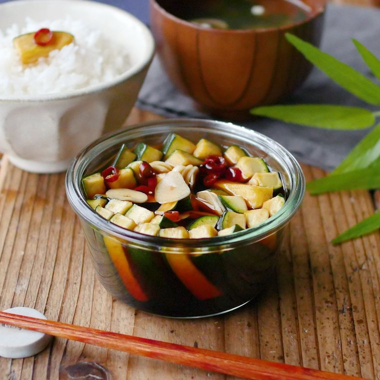 保存瓶に入ったズッキーニのにんにくしょうゆ漬け