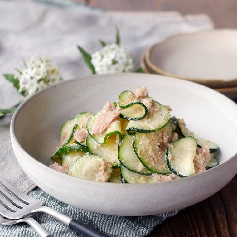 白い器に盛られたズッキーニとツナのごまマヨサラダ