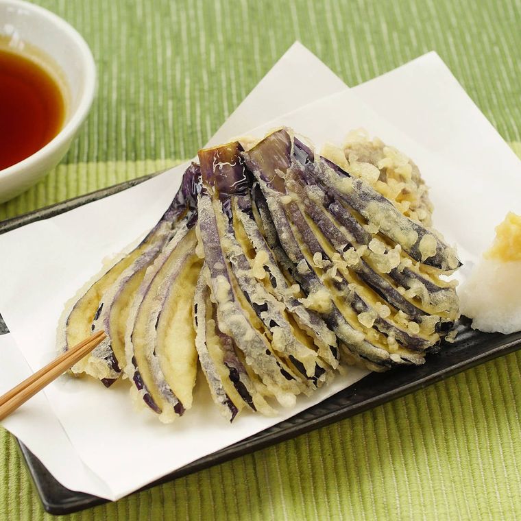 角皿に盛り付けた扇状に切ったなすの天ぷら