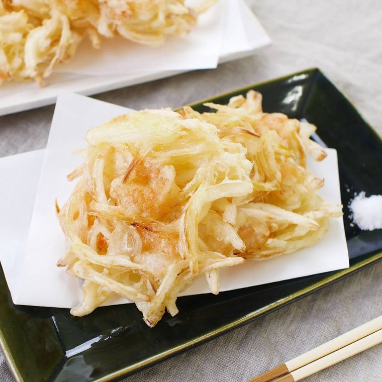 黒い角皿に盛り付けたむきえびと玉ねぎのかき揚げ