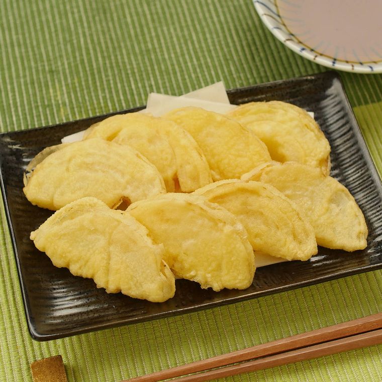 黒い角皿に盛り付けた玉ねぎの天ぷら
