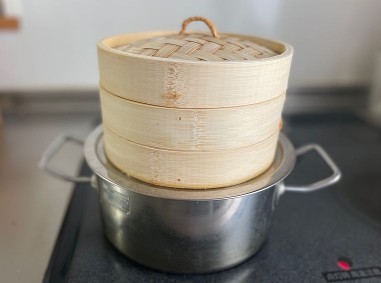 鍋に無印良品のせいろをのせて調理中