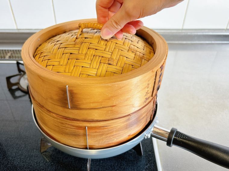 フライパンにのせたせいろに蓋をする様子