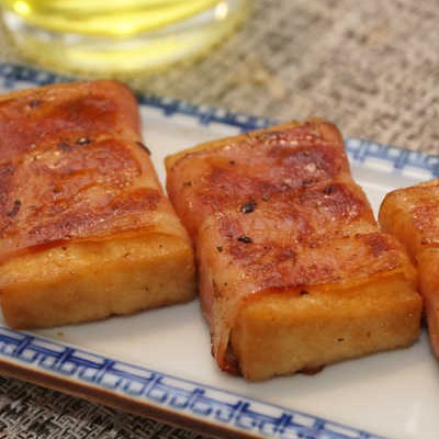 レモンでさっぱり♩『厚揚げ豆腐のベーコン巻き』はクルッと巻いて焼いたら完成!