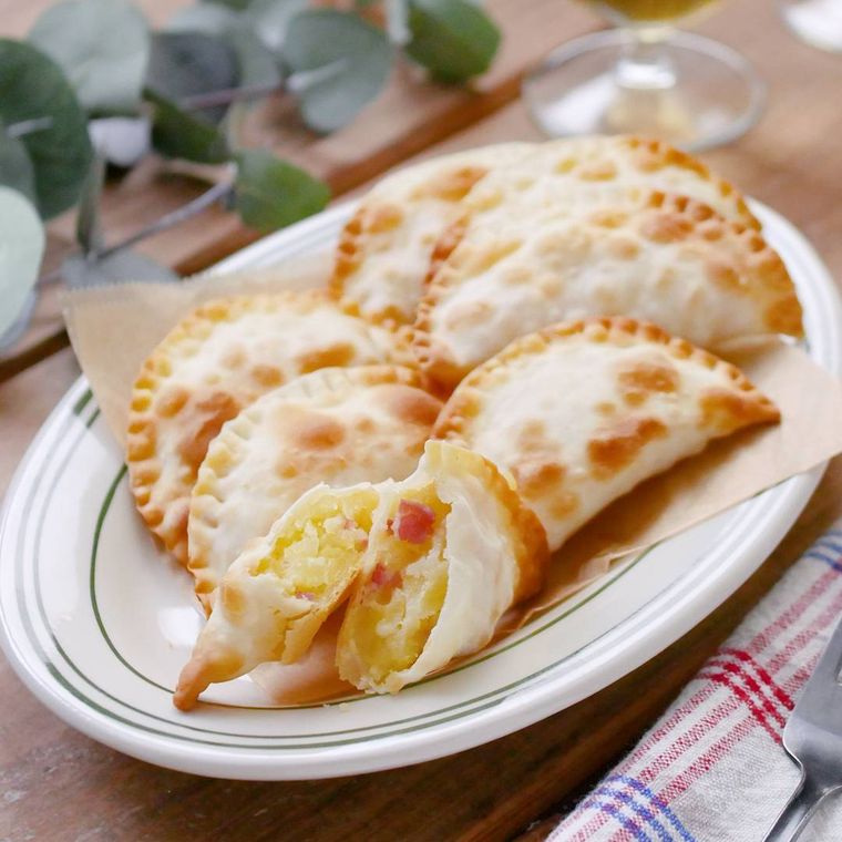 皿に盛られた餃子の皮でベーコンポテトパイ風