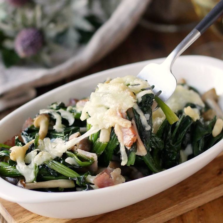 グラタン皿に入ったほうれん草とベーコンのチーズ焼き