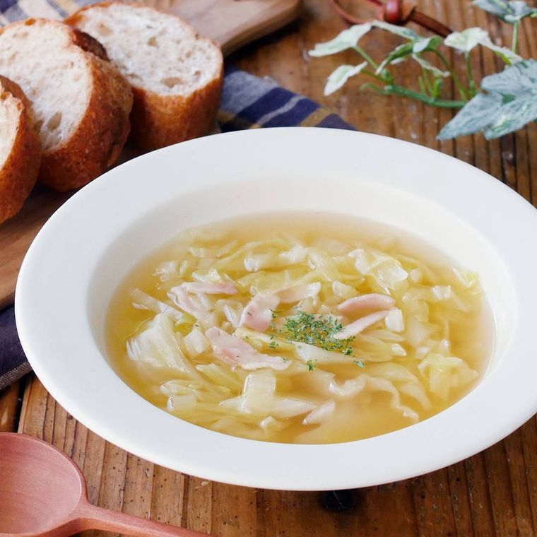 皿に盛られたキャベツとベーコンのコンソメスープ