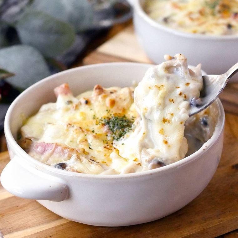 グラタン皿に入ったきのことベーコンのグラタン